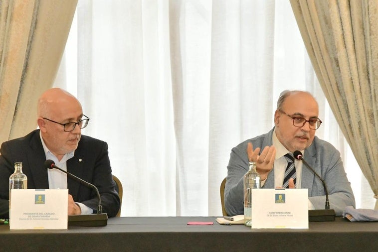 Antonio Morales y Enric Juliana, en el Gabinete Literario.