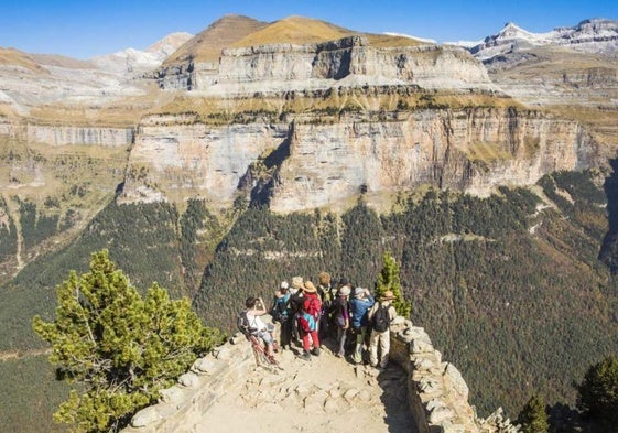 Visitantes en el Parque Nacional de Ordesa y Monte Perdido, en Huesca.