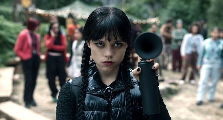 Jenna Ortega vuelve a meterse en la piel de la joven Miércoles.