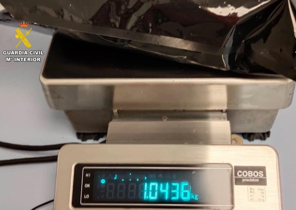 Imagen secundaria 1 - Hallan cuatro kilos de marihuana en la maleta facturada de un pasajero en el aeropuerto de Lanzarote