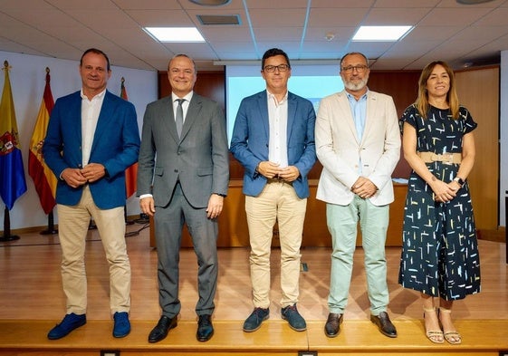 Óscar Hernández, Augusto Hidalgo, Pablo Rodríguez, Francisco García y Rosana Melián, en el acto de formalización de las transferencias.