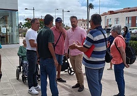 Juan Antonio Peña, alcalde de Telde, atendió a los vecinos del bloque 9 de la calle Manuel Alemán.