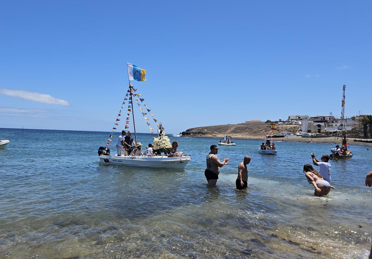 Momento en que se embarcó a la Virgen en Las Salinas.