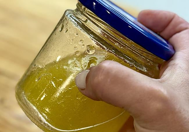 Mezclamos el aliño agitando el tarro