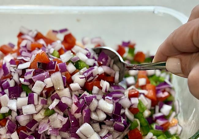 Mezclamos bien con ayuda de una cuchara