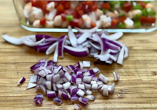 Cortamos la cebolla en pedacitos