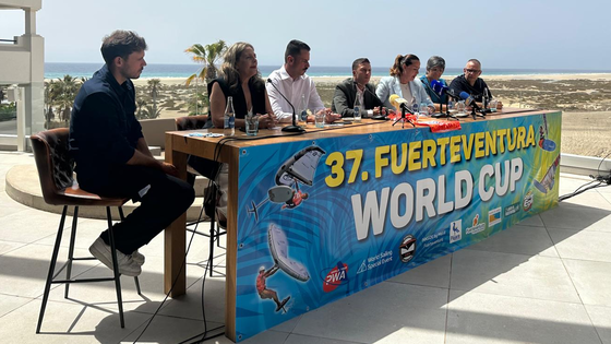 La presidenta Lola García y el alcalde de Pájara, Alejandro Jorge, entre otros, en la presentación del torneo mundial.