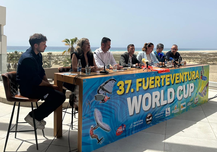 La presidenta Lola García y el alcalde de Pájara, Alejandro Jorge, entre otros, en la presentación del torneo mundial.