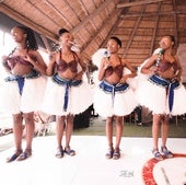 Unas bailarinas integrantes del grupo africano de Lesoto, 'Sotho Kids'.