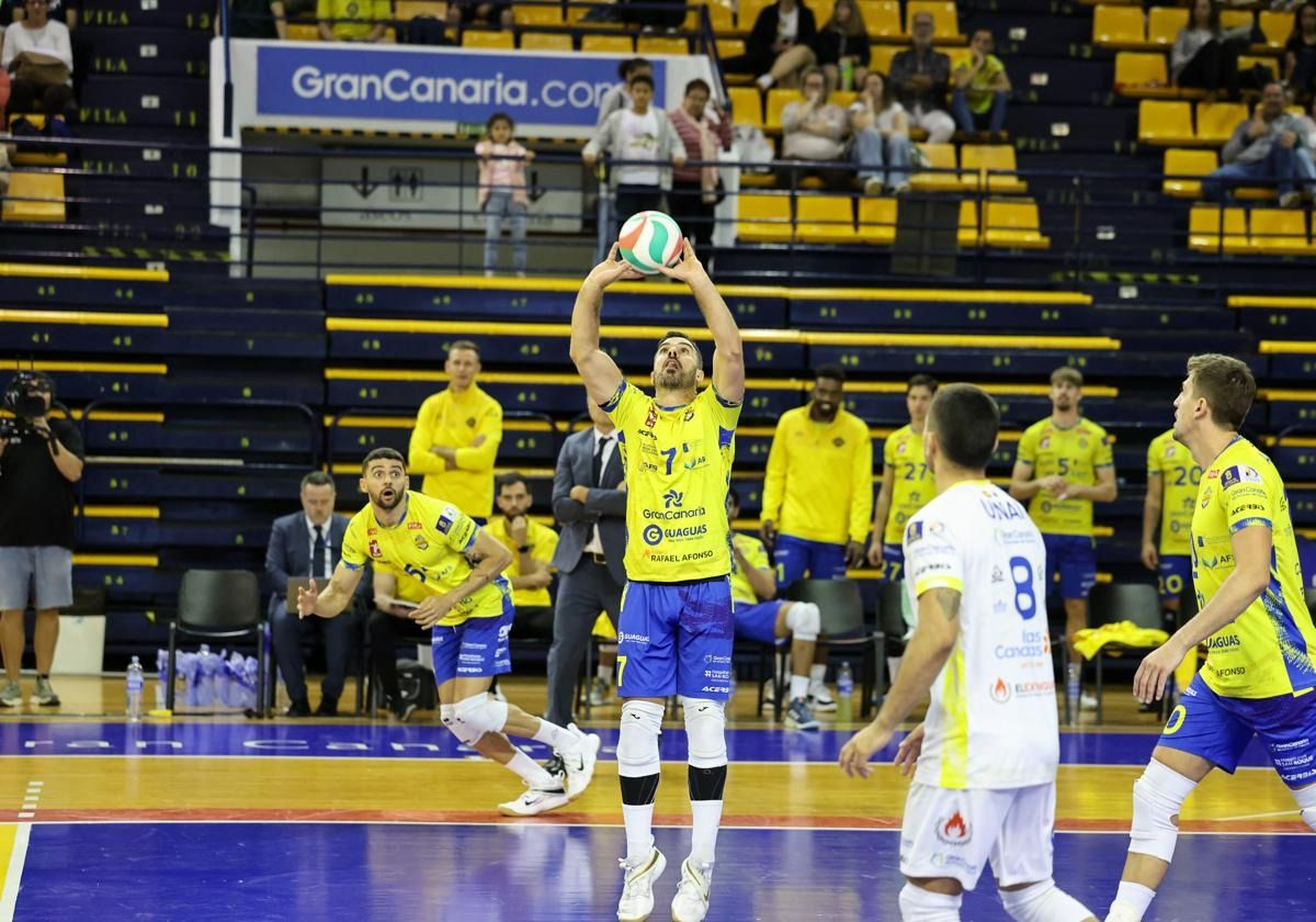 Io De Amo coloca la bola a Walla Souza durante un partido en el CID.