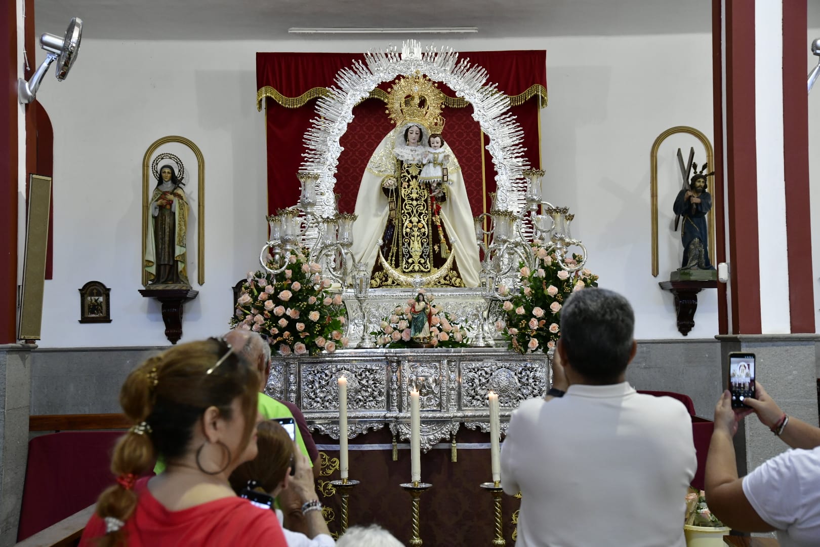 Los vecinos de La Isleta elaboran las tradicionales alfombras de sal y arena para la Virgen del Carmen