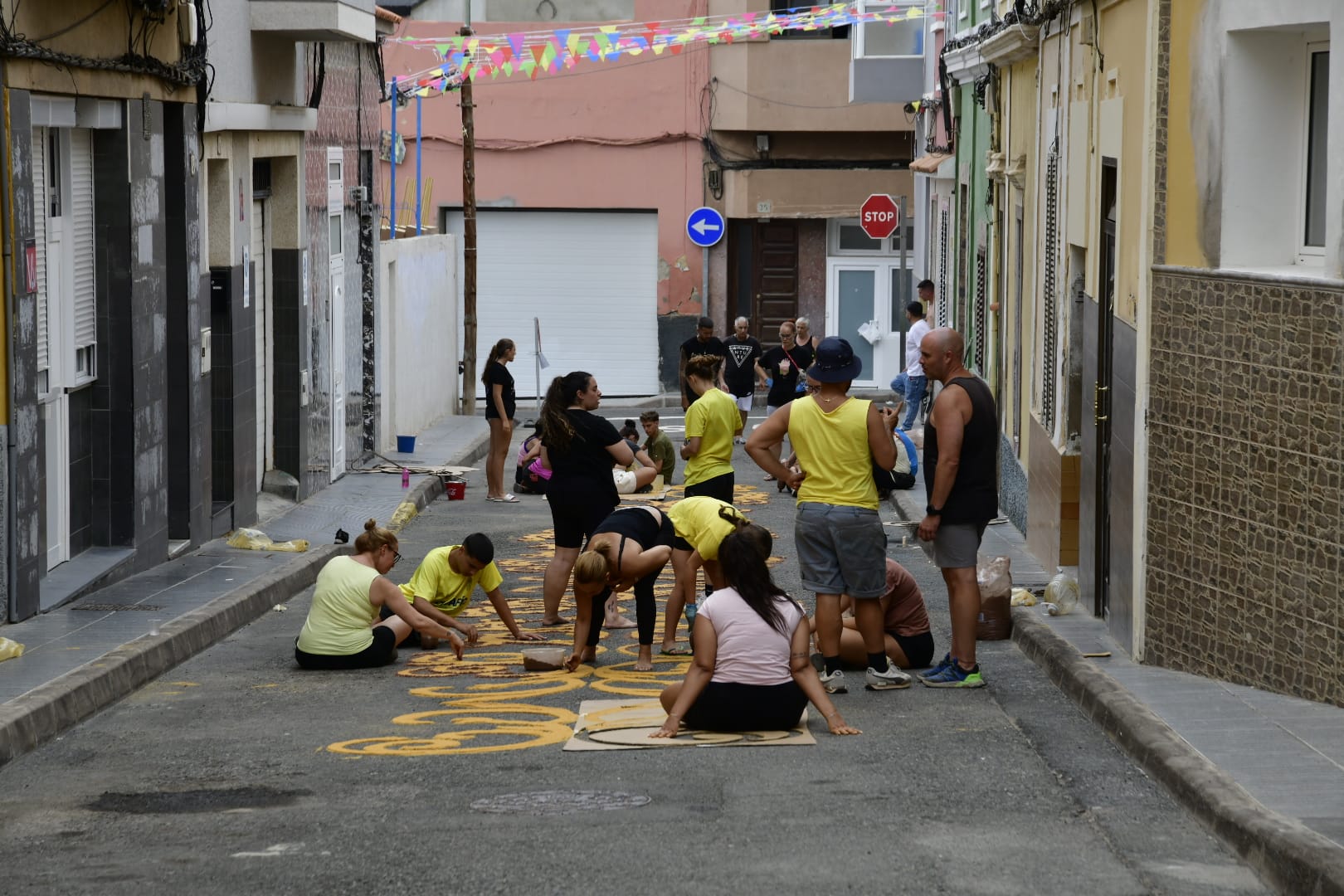 Los vecinos de La Isleta elaboran las tradicionales alfombras de sal y arena para la Virgen del Carmen