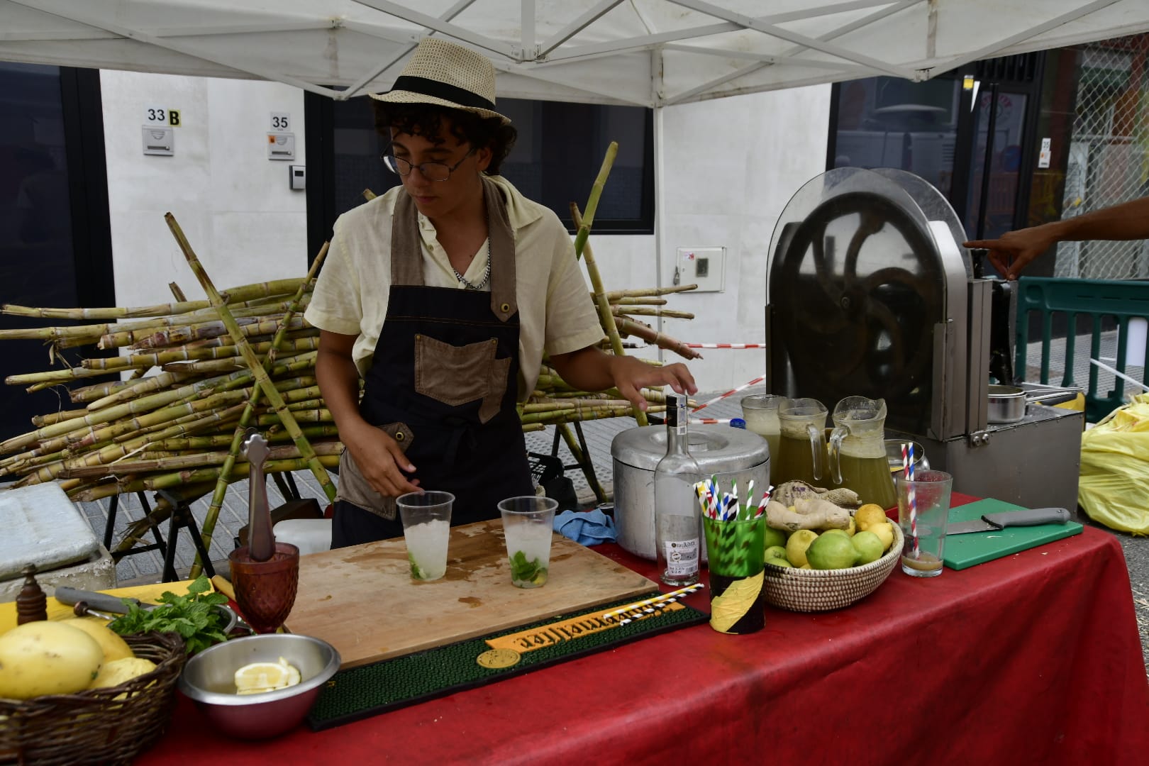 Los vecinos de La Isleta elaboran las tradicionales alfombras de sal y arena para la Virgen del Carmen