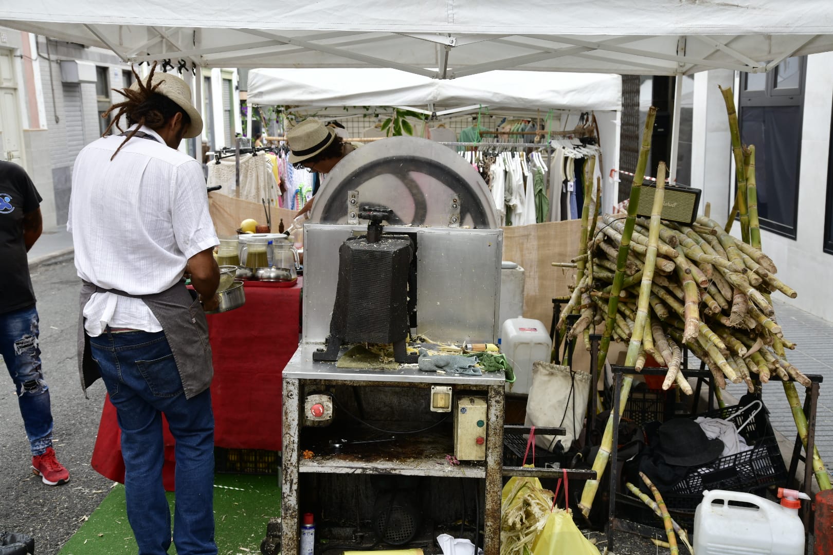 Los vecinos de La Isleta elaboran las tradicionales alfombras de sal y arena para la Virgen del Carmen