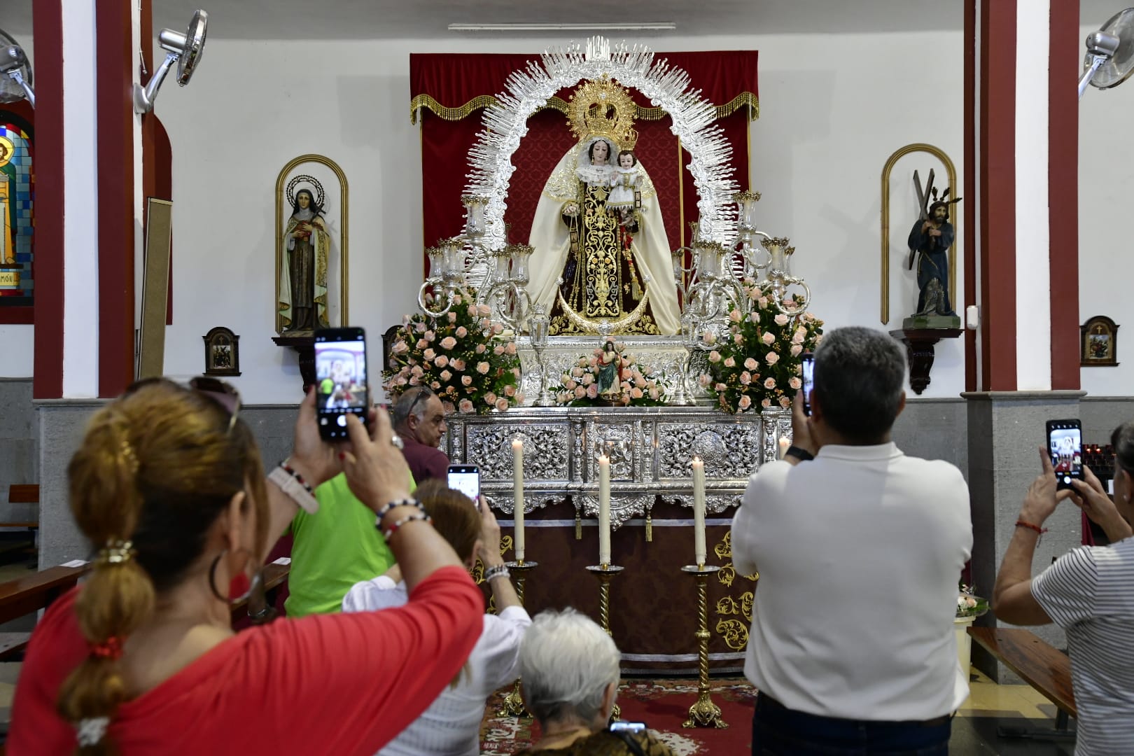 Los vecinos de La Isleta elaboran las tradicionales alfombras de sal y arena para la Virgen del Carmen