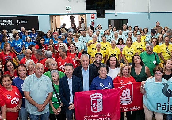 El consejero insular de Acción Social, Víctor Alonso, y Juan Alberto y José Padilla, con los mayores representantes del torneo Neuromajo.
