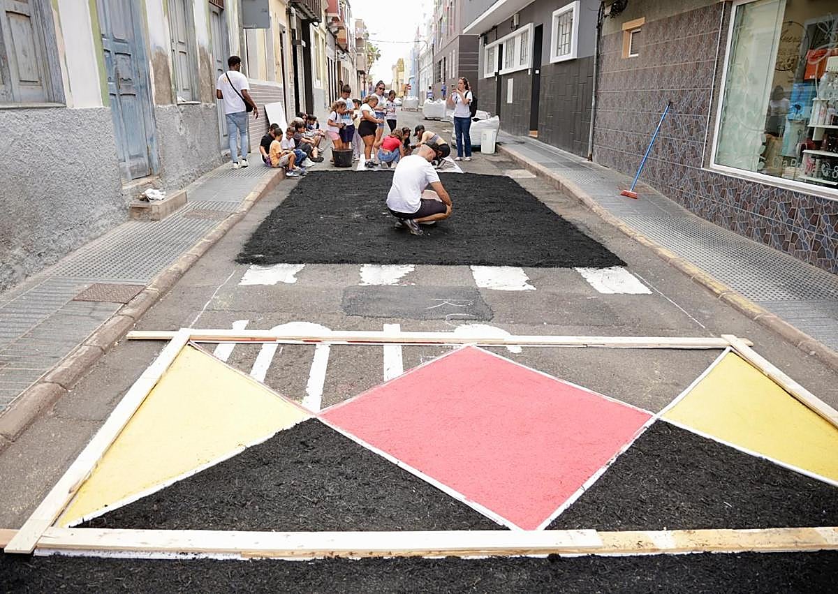 Imagen secundaria 1 - Confección de alfombras en Menceyes y Tecén.