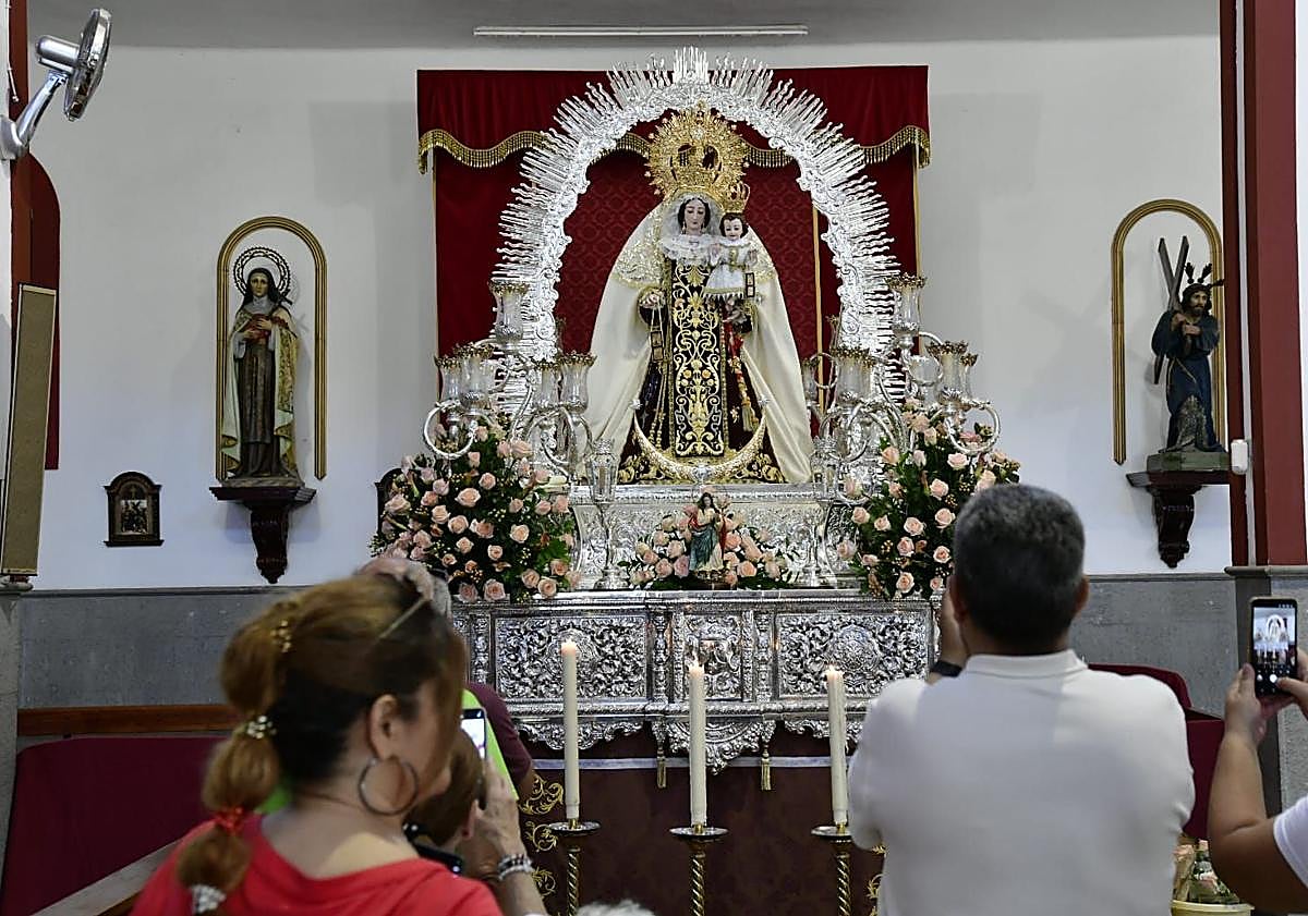 Imagen principal - La Virgen del Carmen lista para la procesión y preparativos en las calles del barrio portuario.