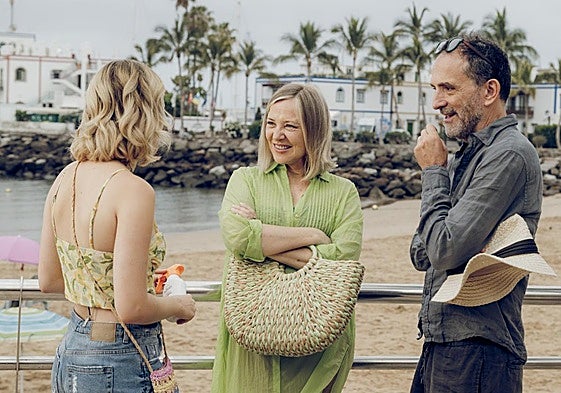 La actriz Pilar Castro, durante el rodaje en una localización en la playa de Mogán.