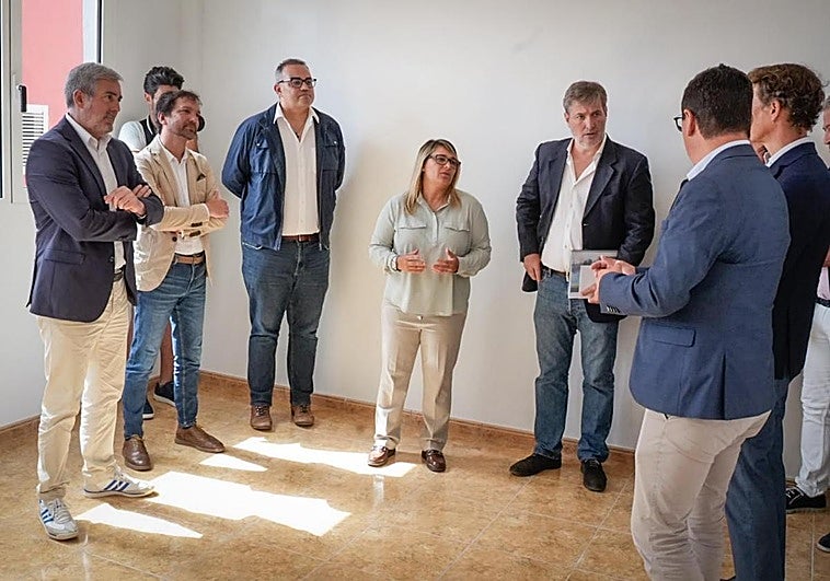 Fernando Clavijo durante la visita al edificio de 50 viviendas en Ingenio.