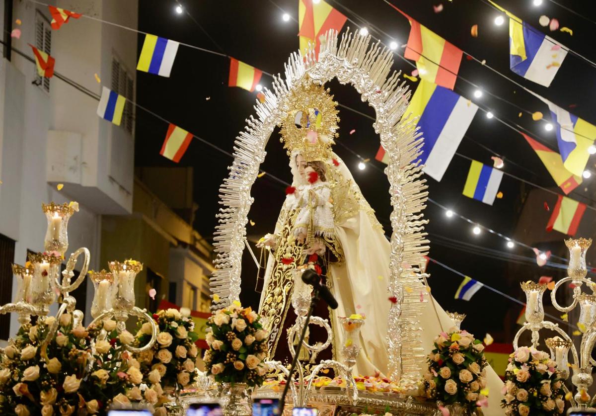 La Virgen del Carmen por las calles de La Isleta .