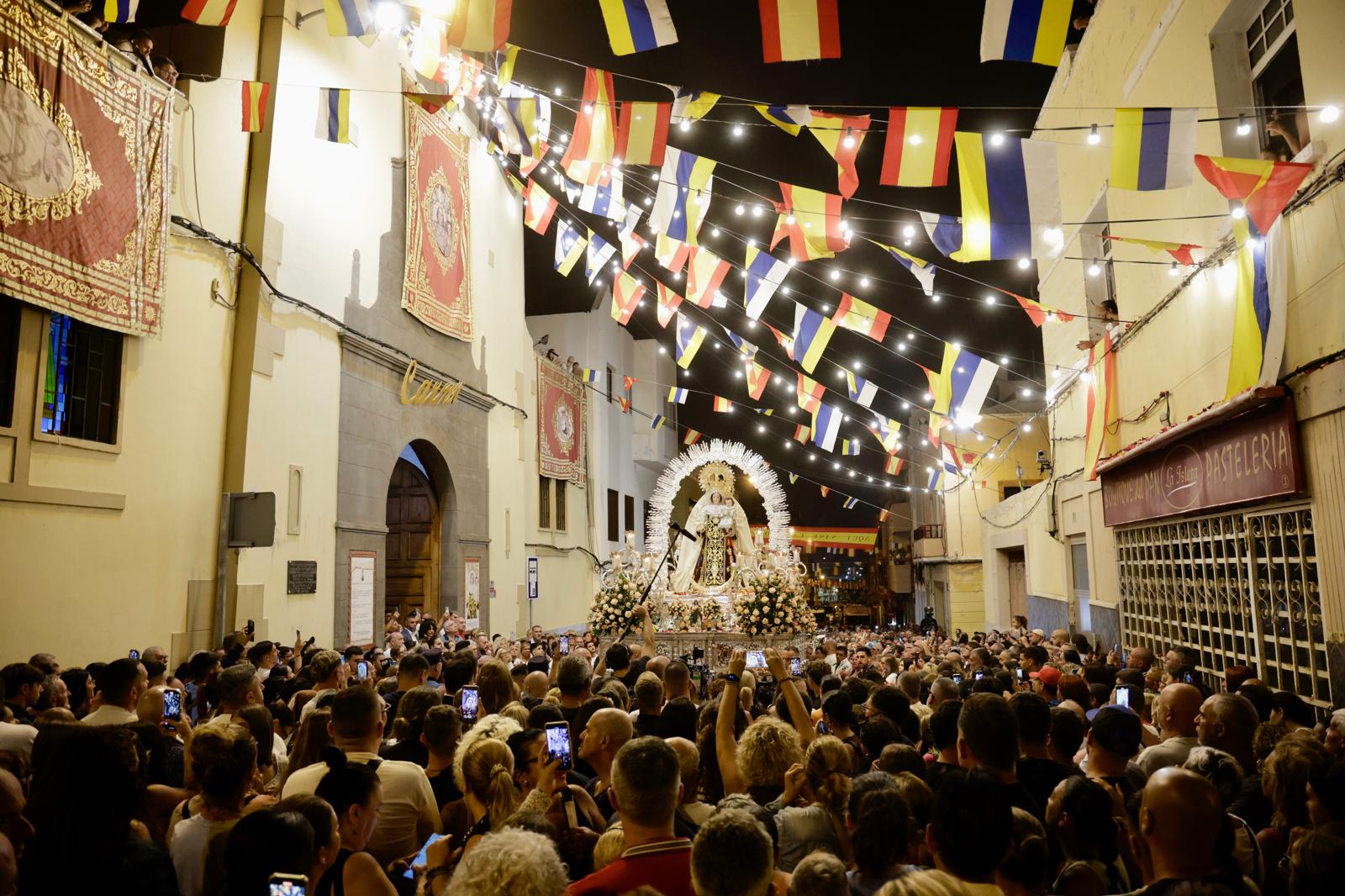 La Isleta se rinde con fervor y devoción a su Virgen del Carmen