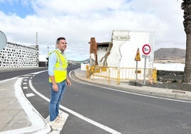 El consejero Jacobo Medina, supervisando la reapertura de la carretera LZ-409.