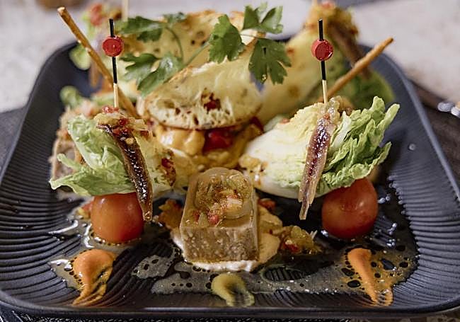 Ensalada de bonito escabechado, anchoas de Santoña, cogollos, boletus y pimientos