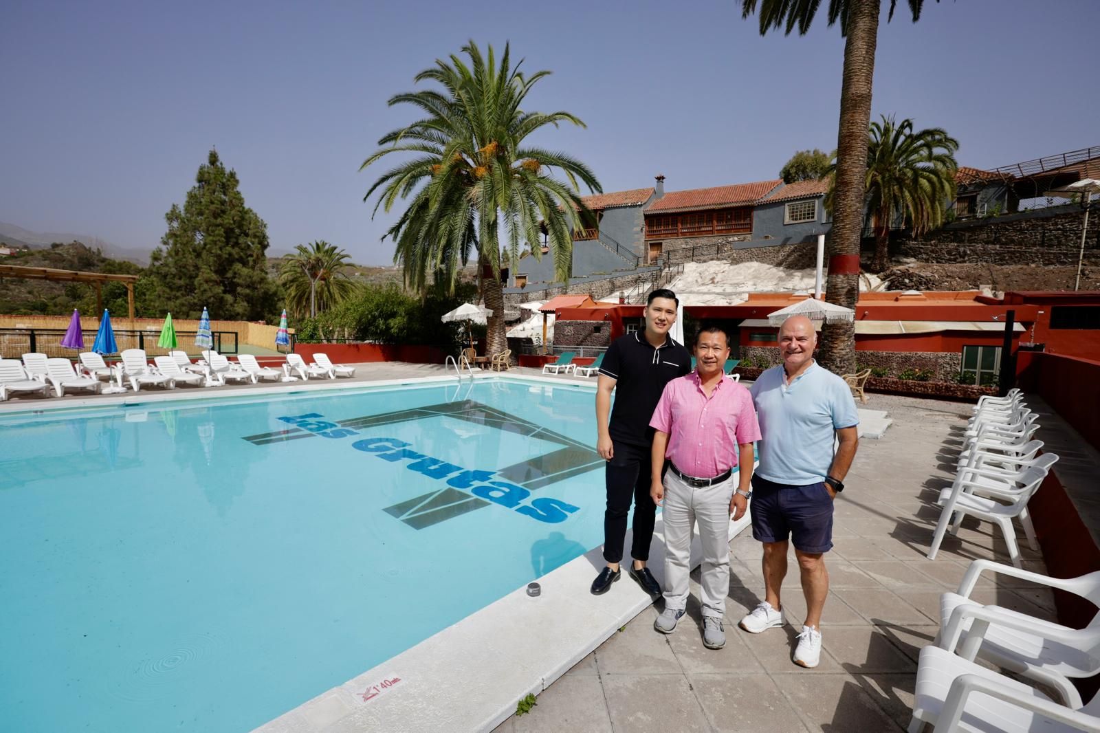 El empresario Jiang Li, junto a su hijo Xiao Tian y Jaume Morgó, junto a la piscina de Las Grutas.