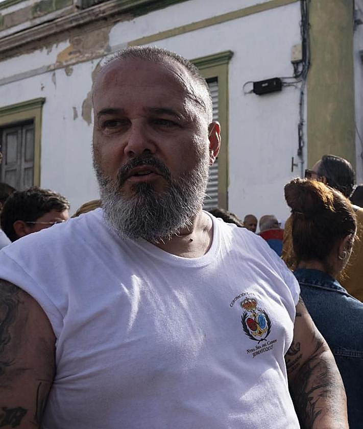 Imagen secundaria 2 - Distintos momentos de la procesión y el presidente de los Costaleros del Carmen, Ángel Luzardo.