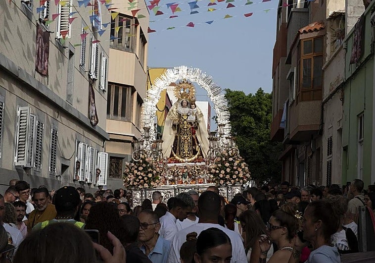 El barrio portuario se volcó con la imagen coronada en el día de su festividad.