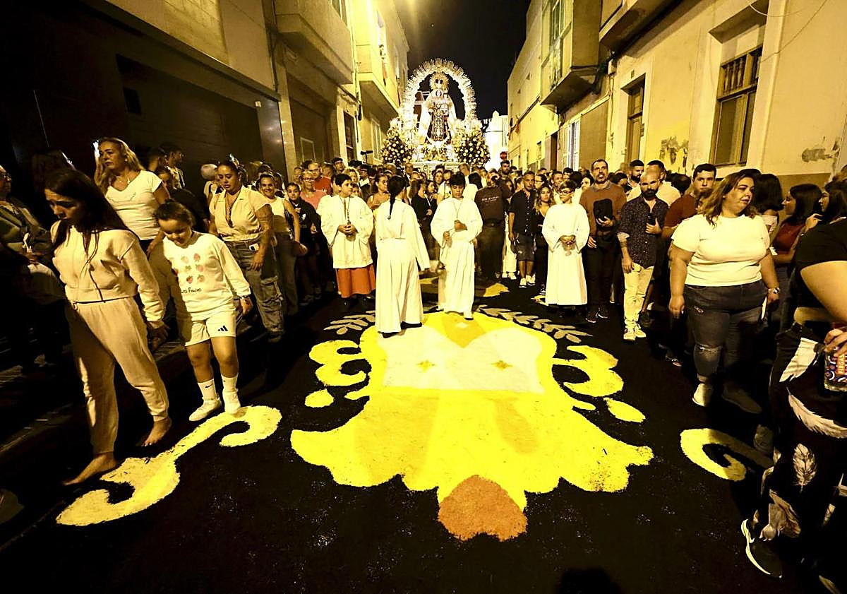Imagen principal - Distintos momentos de la procesión y el presidente de los Costaleros del Carmen, Ángel Luzardo.