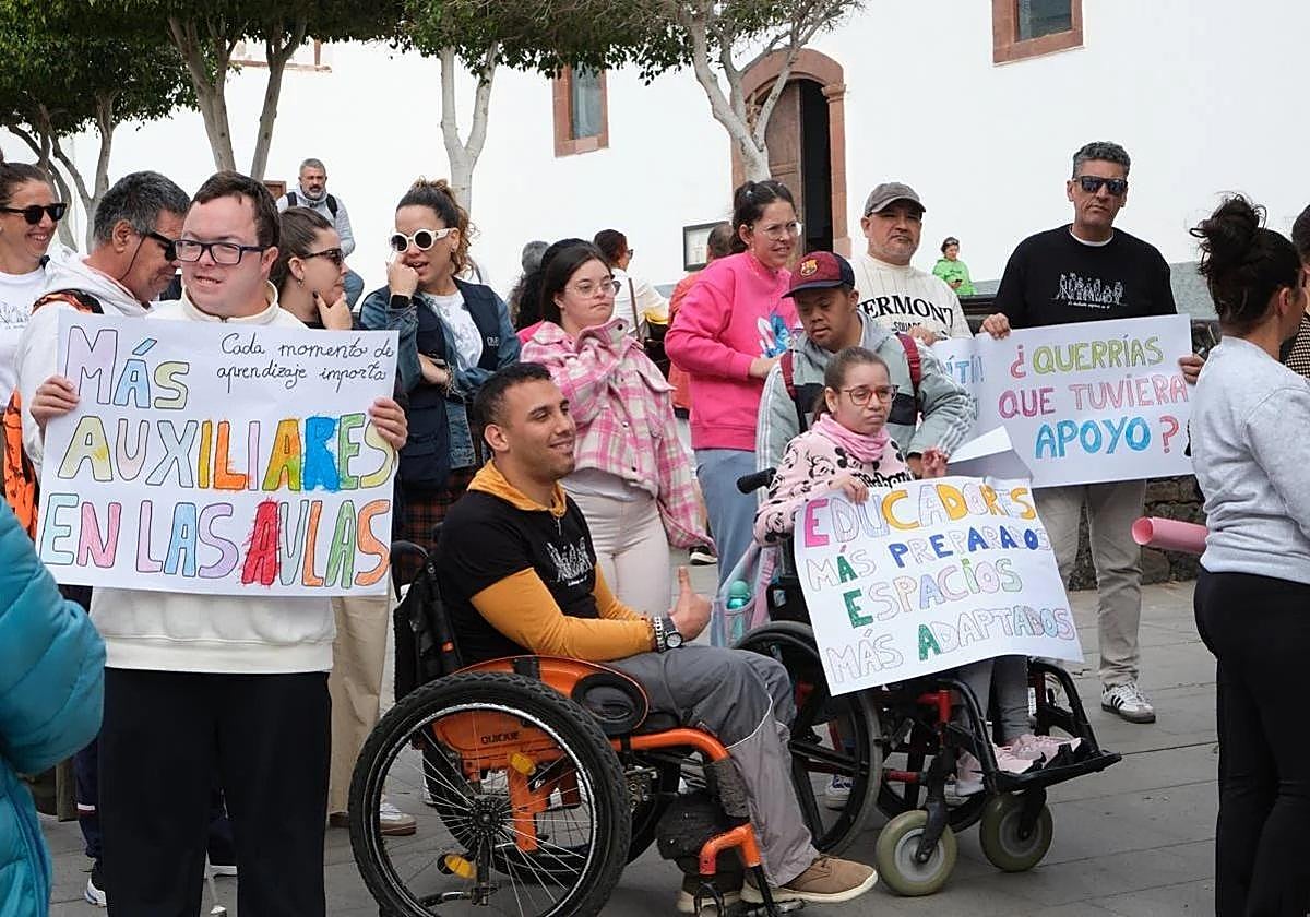 Alumnas y alumnos NEAE, acompañados de sus familiares, en la manifestación de febrero de 2025.
