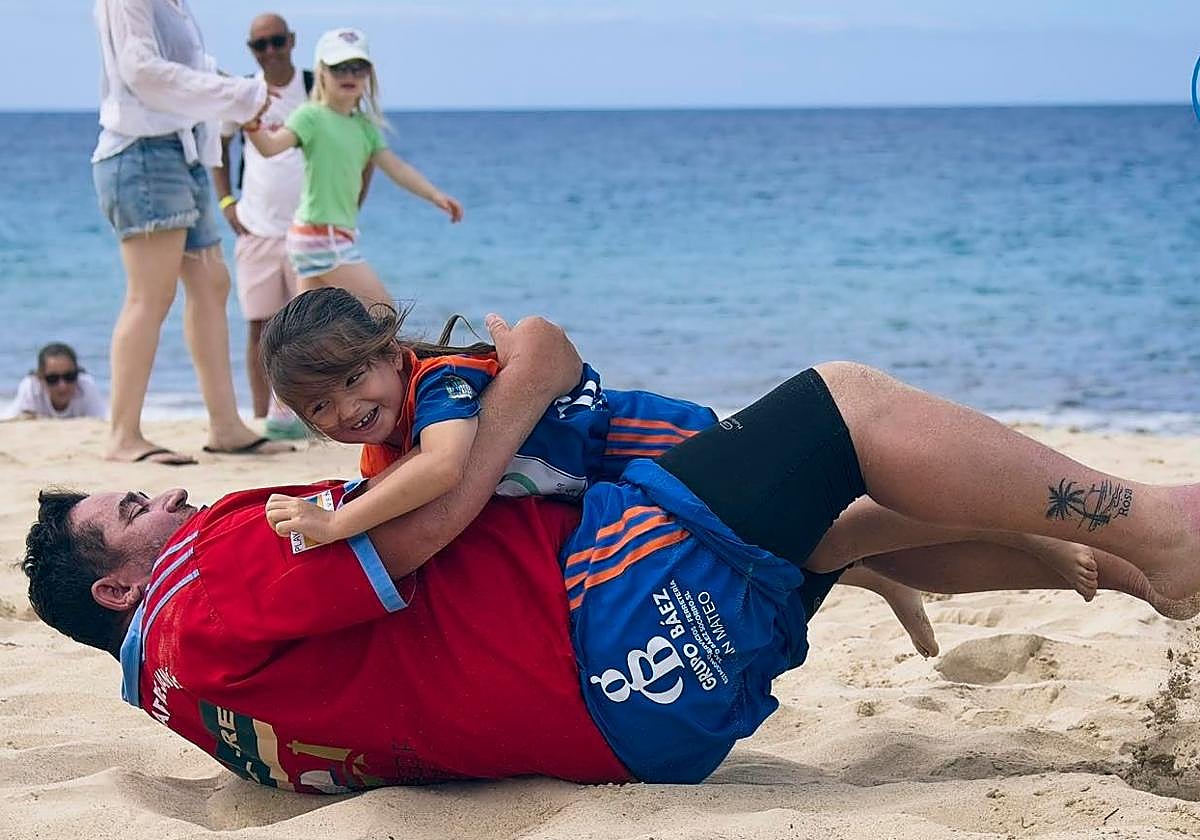 Las luchadoras más pequeñas también se lucieron (y rieron) en la playa de Morro Jable.