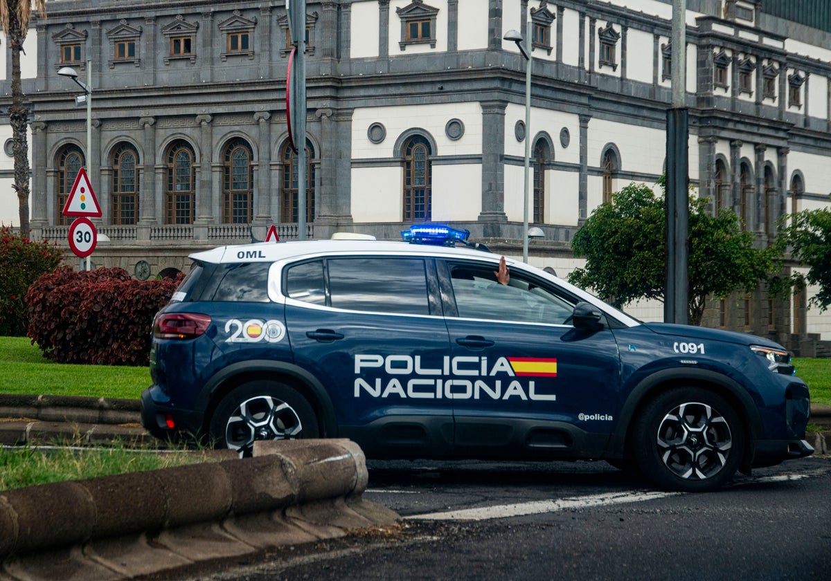 Vehículo oficial de la Policía Nacional.