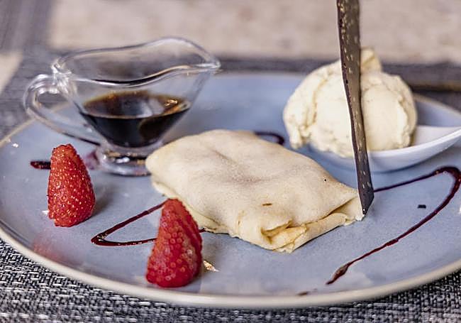 Crepe relleno de manzana, helado de vainilla y Málaga virgen caliente