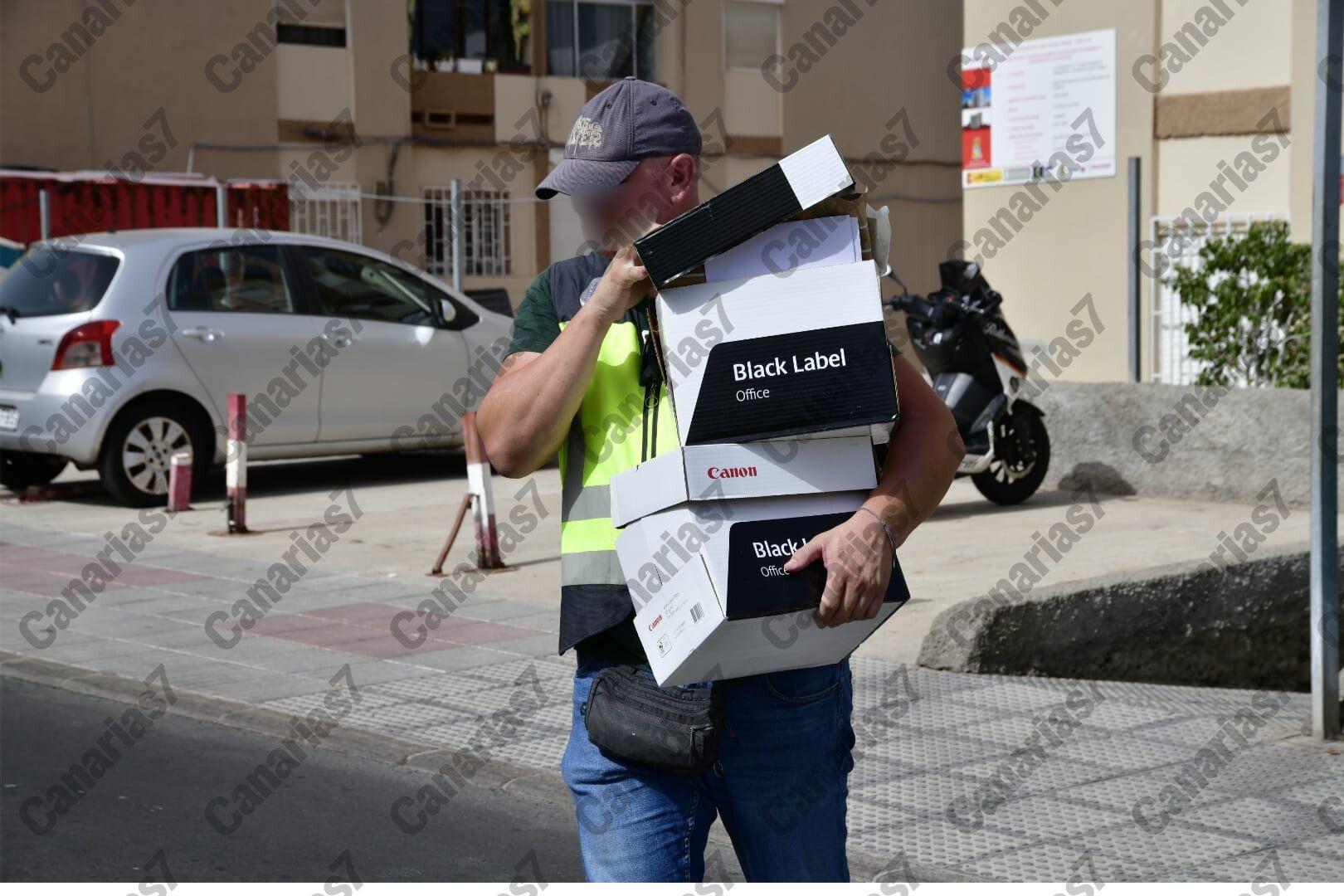 La Policía inspecciona el domicilio del arrestado por la muerte del joven sin hogar en Playa del Inglés
