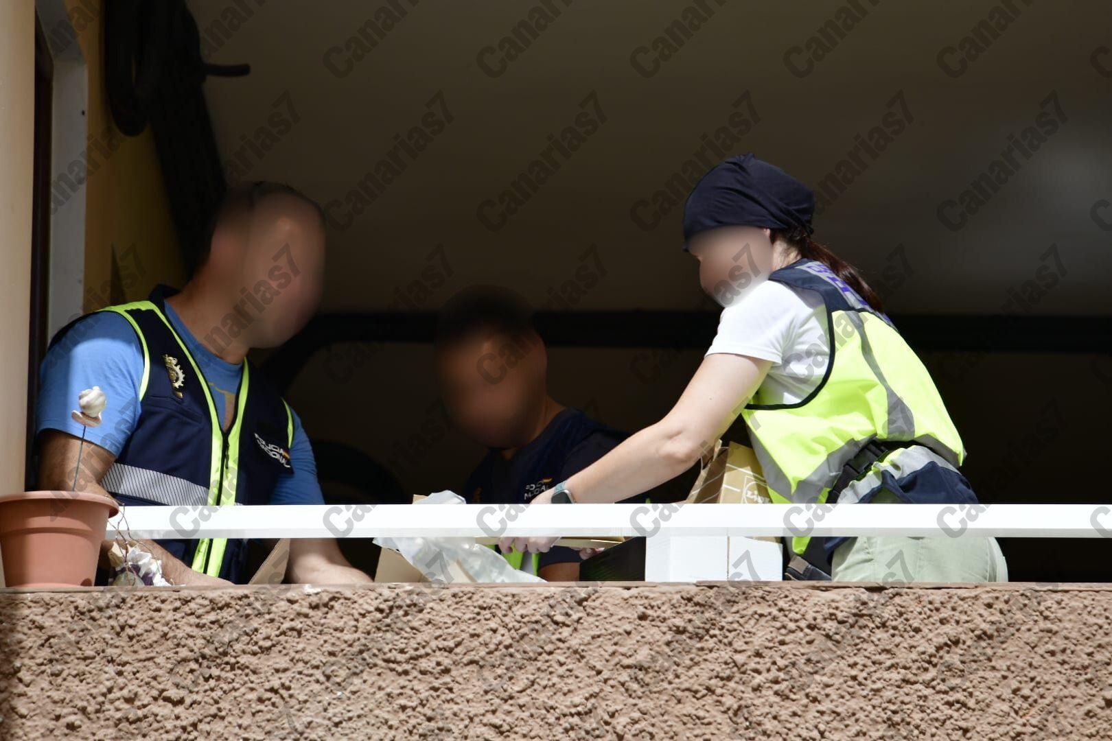 La Policía inspecciona el domicilio del arrestado por la muerte del joven sin hogar en Playa del Inglés