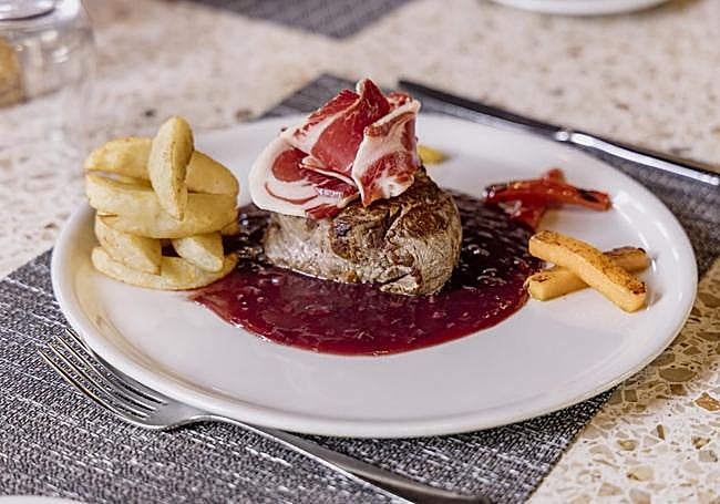 Solomillo de ternera a la española, con jamón de bellota, salsa de Rioja y boletus