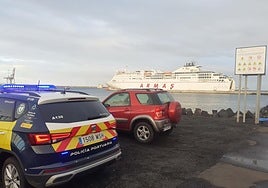 Vehículo de la Policía Portuaria operando en Naos.