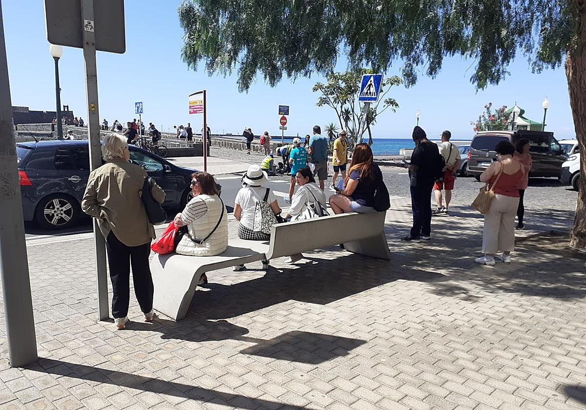 Turistas disfrutando de un descanso en el transcurso de una excursión por Arrecife.