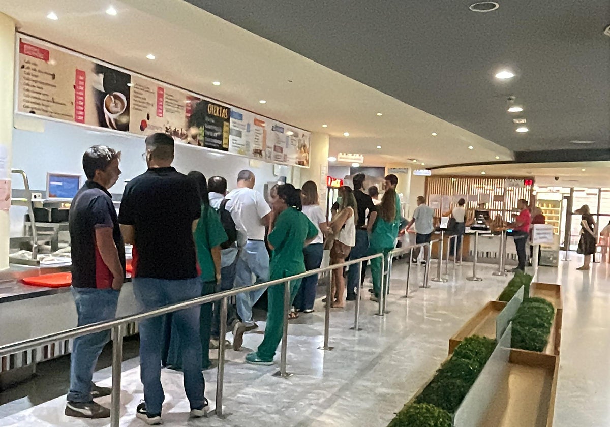 Personal de quirófano haciendo cola en el Hospital Doctor Negrín