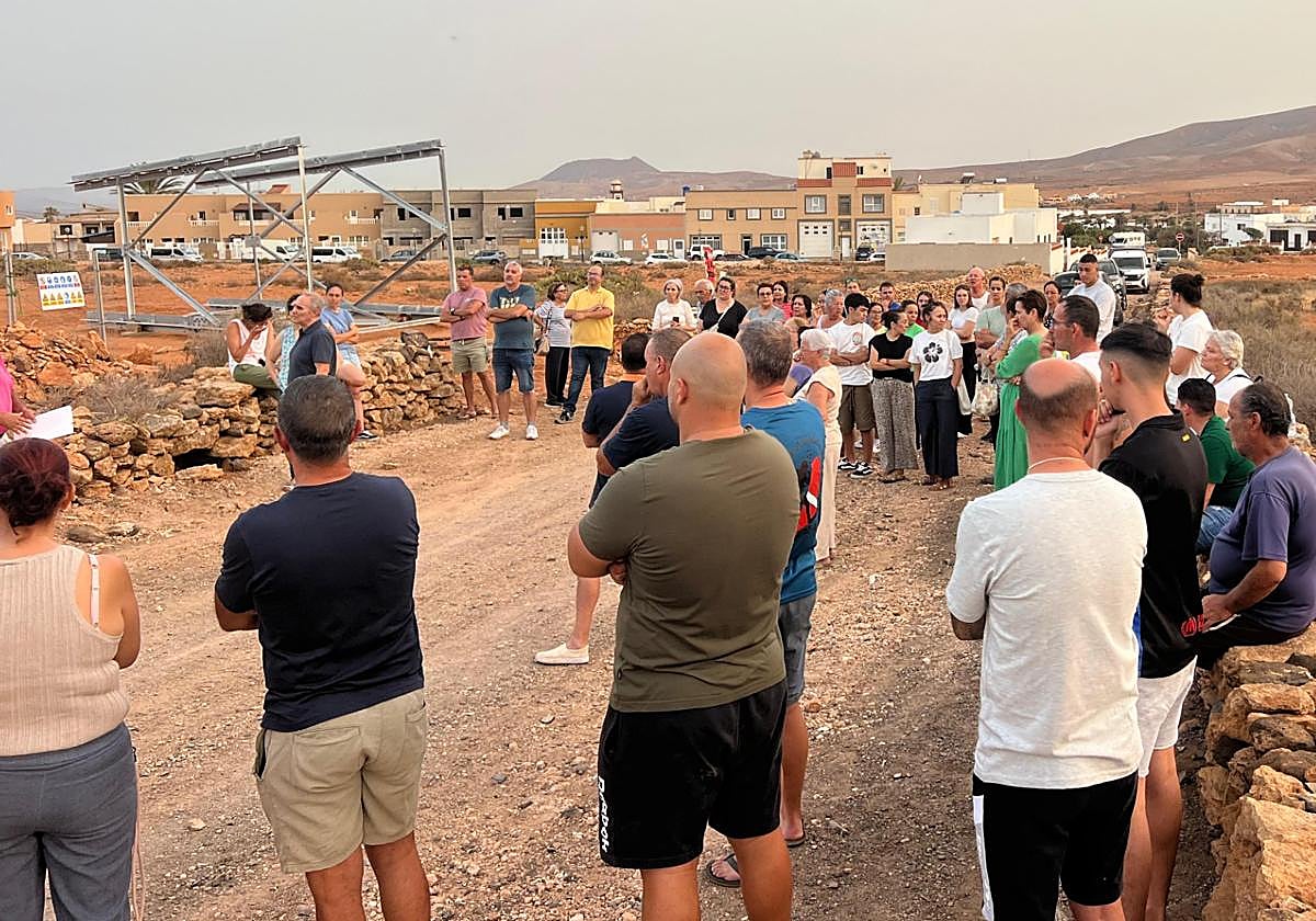 La concentración vecinal tuvo lugar en el camino de la Piletas, donde ha empezado a instalarse la antena.