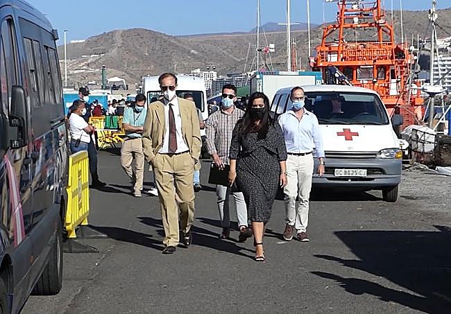 El fiscal José Antonio Díez y la jueza Yanira del Carmen González, saliendo su visita al muelle.