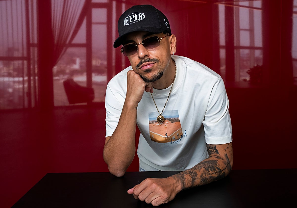 Dasoul visita la redacción de CANARIAS7 para presentar 'Donde se junta el mar con el cielo'.