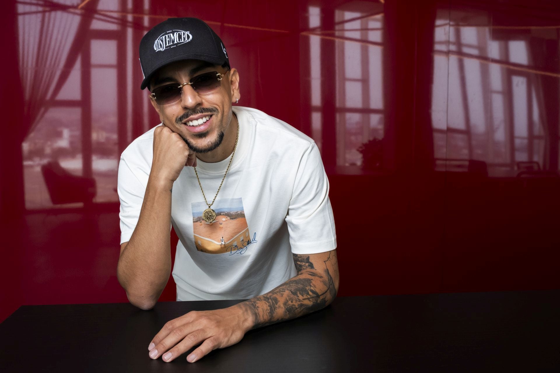 Dasoul visita la redacción de CANARIAS7 para hablar sobre su nueva obra &#039;Donde se junta el mar con el cielo&#039;