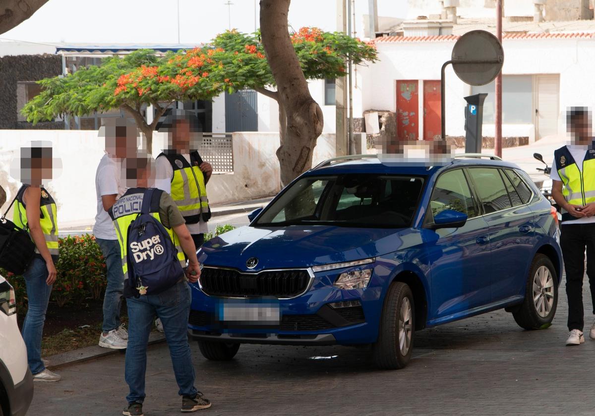 A mediodía del jueves, el funcionario municipal detenido, José Luis Espinel, volvió al Ayuntamiento con los agentes de la UDEF y en presencia de su abogado.