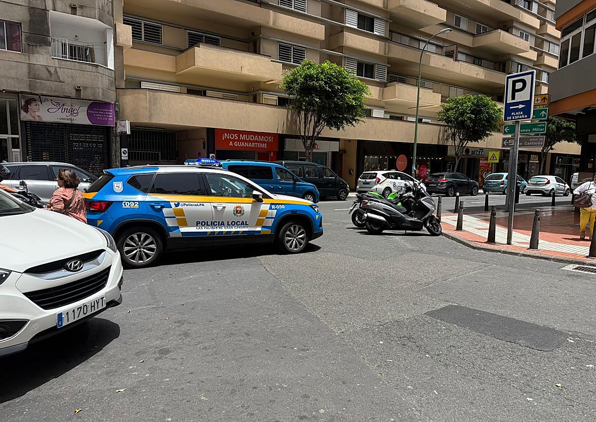 Imagen secundaria 1 - Imagen de la calle afectada, con el control de policía cortando el tráfico en las zonas aledañas.