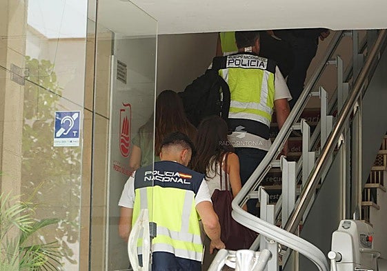 Los agentes de la Unidad de Delincuencia Económica y Fiscal UDEF entran esta mañana de jueves en el Ayuntamiento de Puerto del Rosario.