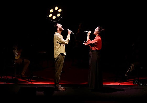 Distintos momentos del concierto de Sílvia Pérez Cruz y Salbador Sobral, este jueves, en el Auditorio Alfredo Kraus.